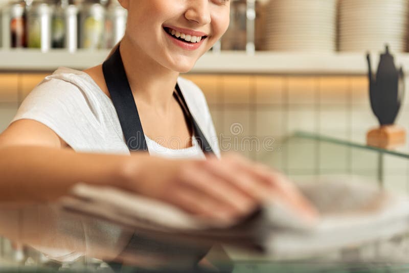 Nettes Mädchen, das entgegengesetzt in der Cafeteria abwischt lizenzfreie stockfotos Nettes Mädchen, das entgegengesetzt in der Cafeteria abwischt lizenzfreie stockfotos
