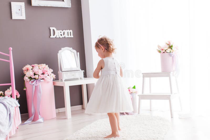 Nettes Mädchen, das herum in ihrem schönen Schlafzimmer spining ist stockfotografie Nettes Mädchen, das herum in ihrem schönen Schlafzimmer spining ist stockfotografie