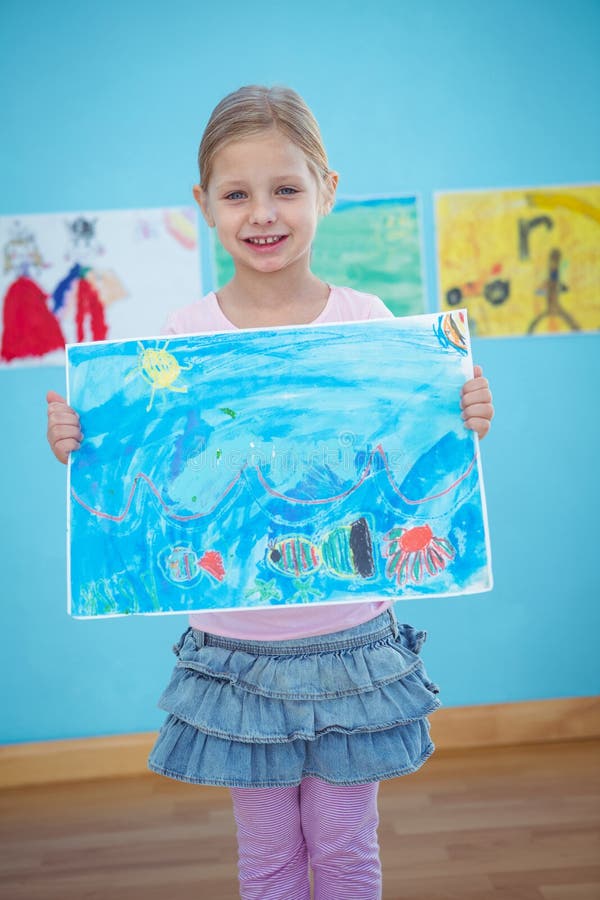 Nettes Mädchen, das ihre Zeichnung zeigt lizenzfreie stockfotografie Nettes Mädchen, das ihre Zeichnung zeigt lizenzfreie stockfotografie