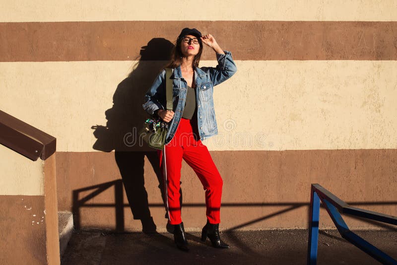 Nettes Mädchen des jungen hübschen Hippies, das auf der Straße am sonnigen Tag, Spaß allein, stilvolle Kleidung und Gläser habend stockbilder Nettes Mädchen des jungen hübschen Hippies, das auf der Straße am sonnigen Tag, Spaß allein, stilvolle Kleidung und Gläser habend stockbilder