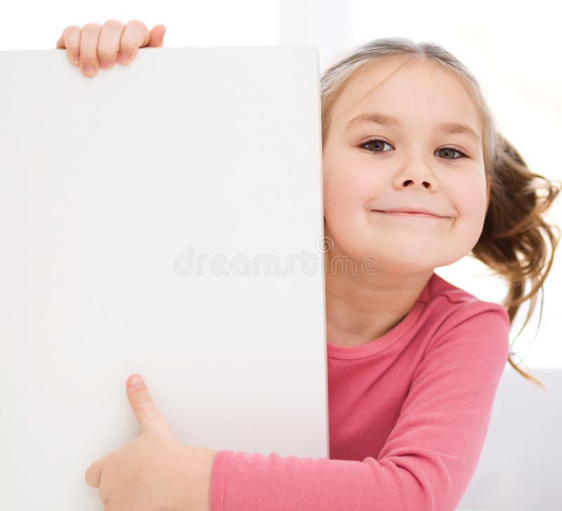 Nettes Mädchen hält leere Fahne lizenzfreie stockfotos
