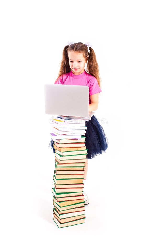 Nettes Mädchen mit Notizbuch auf Büchern stockbild Nettes Mädchen mit Notizbuch auf Büchern stockbild