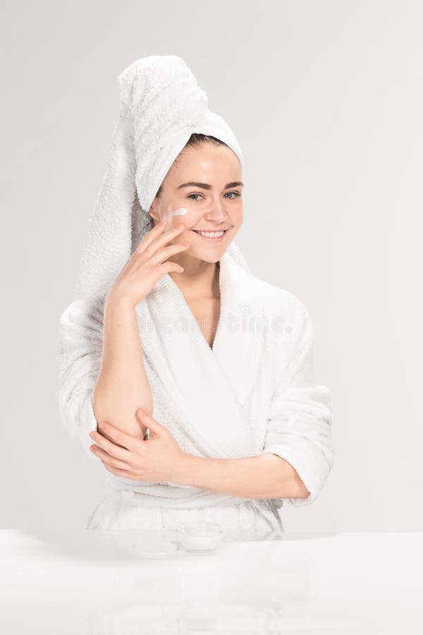 Nettes nettes Mädchen mit Sahne in ihrem Gesicht lizenzfreie stockfotografie Nettes nettes Mädchen mit Sahne in ihrem Gesicht lizenzfreie stockfotografie