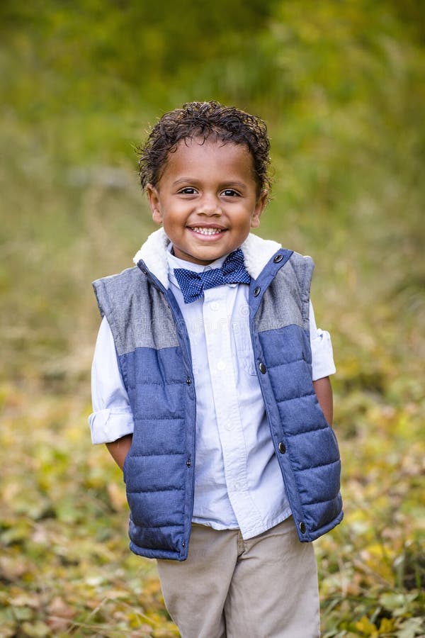 Nettes Porträt im Freien eines lächelnden Afroamerikanerjungen stockbild Nettes Porträt im Freien eines lächelnden Afroamerikanerjungen stockbild