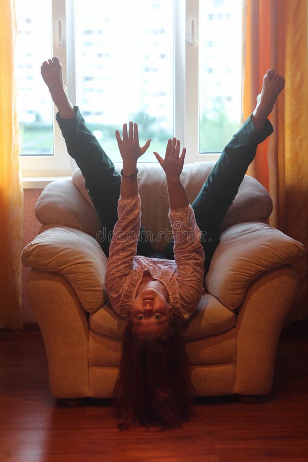 Nettes pralles Mädchen, das herum auf der Couch täuscht lizenzfreies stockbild Nettes pralles Mädchen, das herum auf der Couch täuscht lizenzfreies stockbild