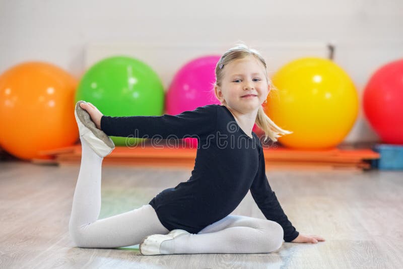 Nettes Vorschülermädchen, das Gymnastik in der Turnhalle tut Das Konzept des Sports, der Ausbildung, der Hobbys, des Trainings un stockbilder Nettes Vorschülermädchen, das Gymnastik in der Turnhalle tut Das Konzept des Sports, der Ausbildung, der Hobbys, des Trainings un stockbilder