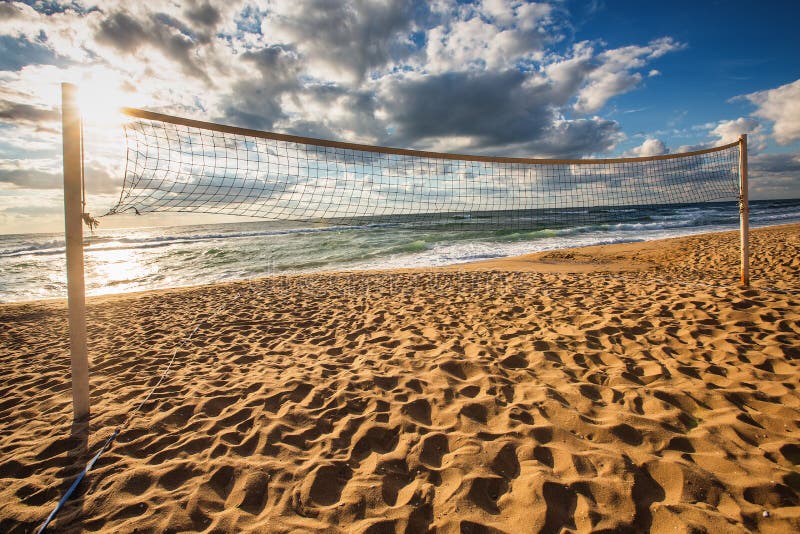 Netto volleyball en zonsopgang op het strand stock fotografie Netto volleyball en zonsopgang op het strand stock fotografie
