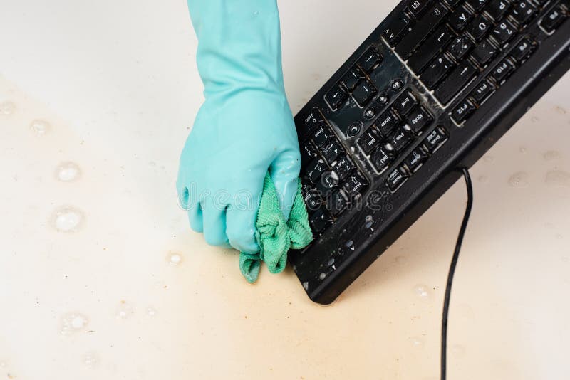 Clavier Dans L'eau Le Clavier Imperméable a Déversé De L'eau Sur L' ordinateur. J'ai Inondé Le Clavier De Liquide Ce Qu'il Faut Fai Image stock  - Image du fermer, dispositif: 241511657