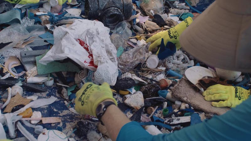Nettoyage de films sur la pollution plastique banque de vidéos