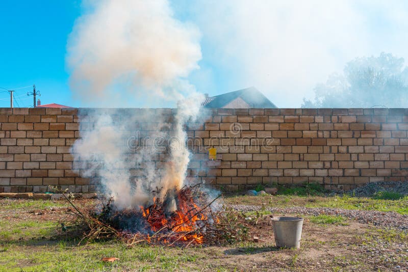 Nettoyage de la cour de campagne épaisse fumée brûler de l'herbe sèche photo libre de droits