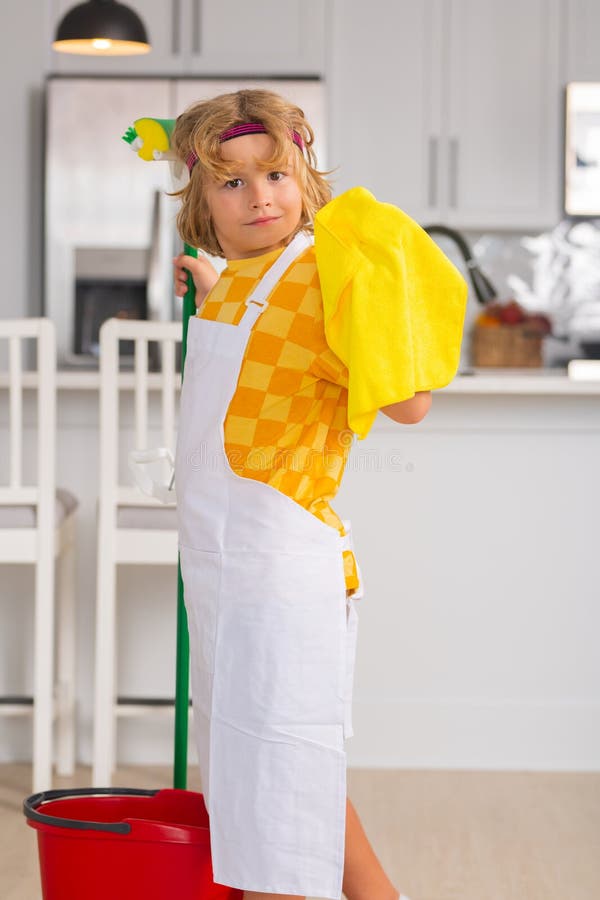 Nettoyage Des Enfants à La Maison. Enfant Faire Du Ménage S'amuser.  Portrait Isolé Studio D'une Femme De Ménage Enfant Avec Mouill Image stock  - Image du amusement, gouvernante: 261602373