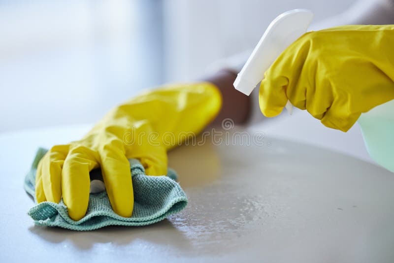 Nettoyage Du Ménage Et Des Mains De La Femme Avec Des Produits De Nettoyage  En Tissu