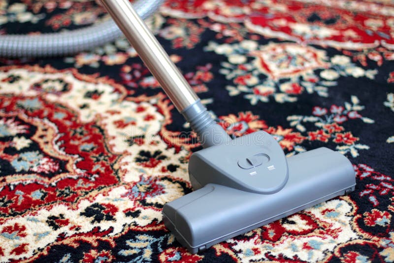 Nettoyer à l'aspirateur le tapis photo libre de droits Nettoyer à l'aspirateur le tapis photo libre de droits