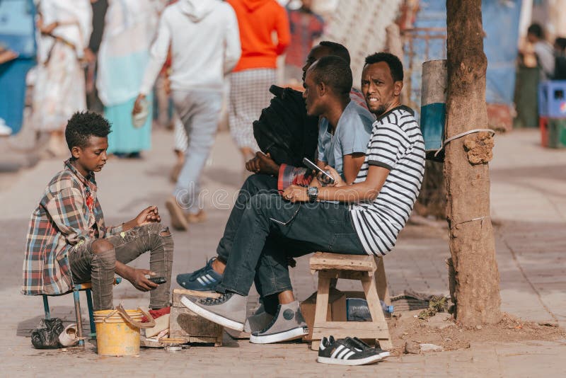 Nettoyeur De Chaussures Dans La Rue Bahir Dar, Ethiopie Image stock  éditorial - Image du marché, nettoyage: 159174149