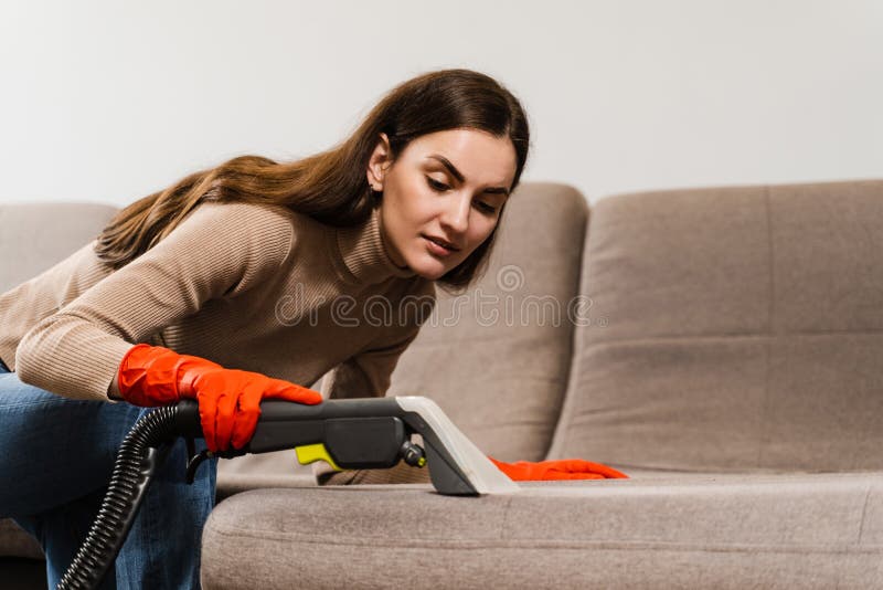 Nettoyeur Fille Est Le Canapé De Nettoyage Avec La Machine D'extracteur  Pour Le Nettoyage à Sec Meubles Rembourrés. Femme De Ménag Photo stock -  Image du propre, détergent: 267928294