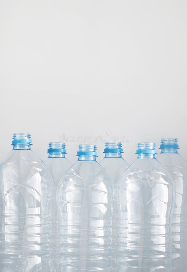 Nettoyez les bouteilles d'eau en plastique vides sur la table - réutilisation et stockage de nourriture photographie stock Nettoyez les bouteilles d'eau en plastique vides sur la table - réutilisation et stockage de nourriture photographie stock