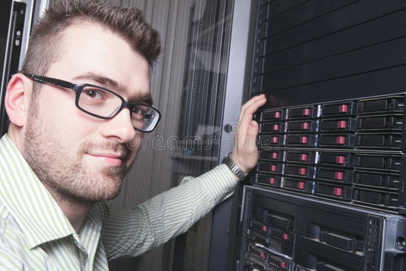 Netz-Ingenieur-Working In Server-Raum lizenzfreies stockfoto Netz-Ingenieur-Working In Server-Raum lizenzfreies stockfoto
