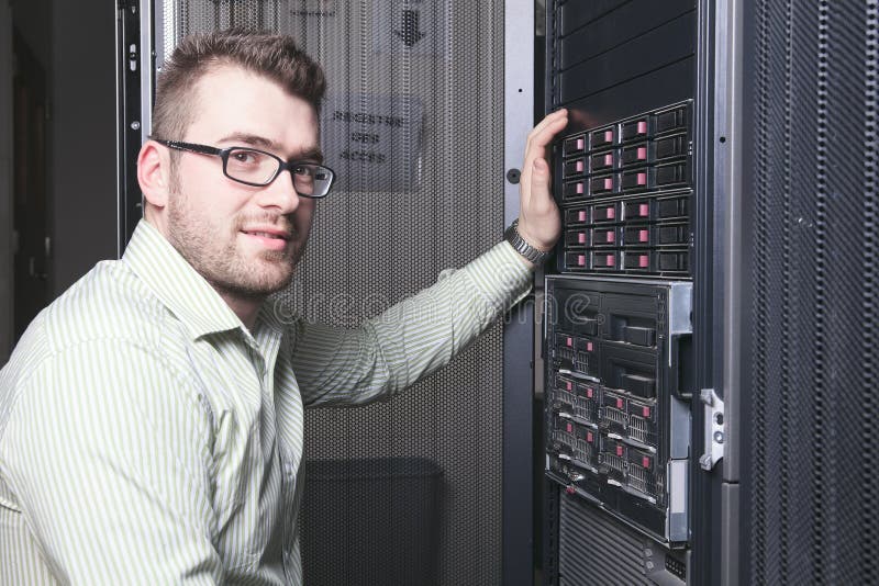Netz-Ingenieur-Working In Server-Raum stockfotografie Netz-Ingenieur-Working In Server-Raum stockfotografie