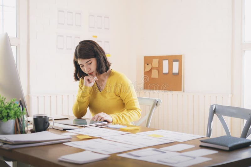 Netzdesigner, Designer UXs UI, der bewegliche AnwendungsBenutzerschnittstelle entwirft lizenzfreies stockbild Netzdesigner, Designer UXs UI, der bewegliche AnwendungsBenutzerschnittstelle entwirft lizenzfreies stockbild