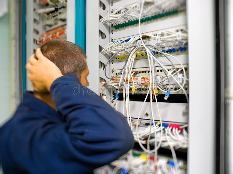 Netzingenieur lösen den Kommunikations-Fehler stockbild Netzingenieur lösen den Kommunikations-Fehler stockbild