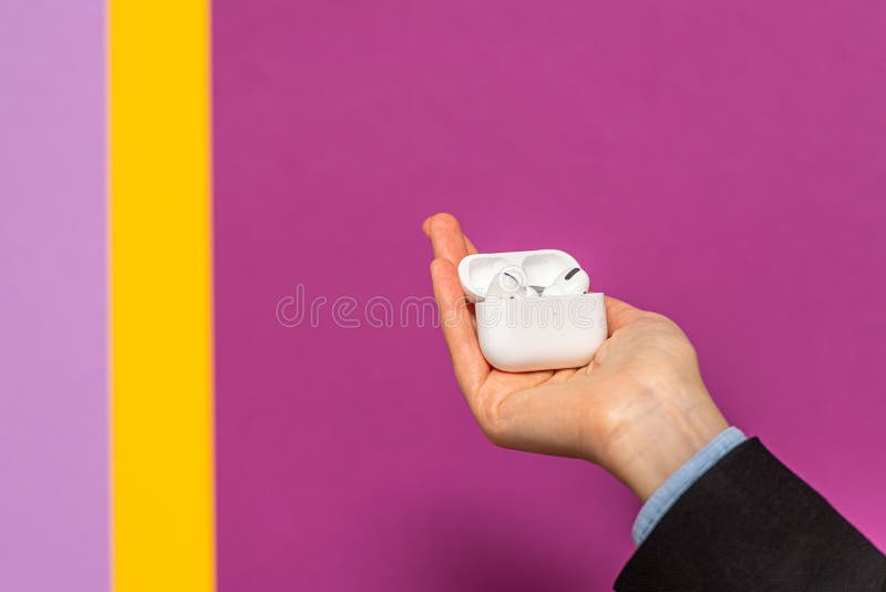 Neue Apple Computer AirPods Pro Kopfhörer in der Hand stockfotografie