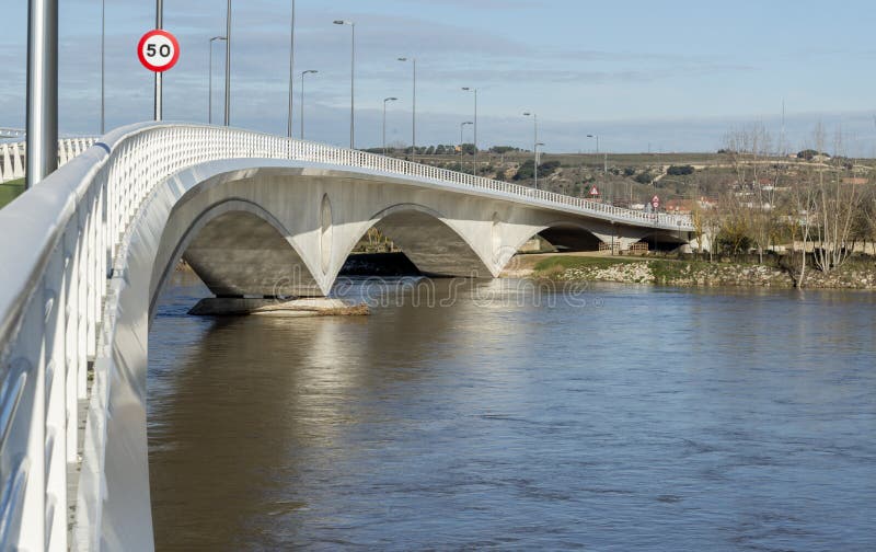 Neue Brücke Zamoras stockfoto Neue Brücke Zamoras stockfoto