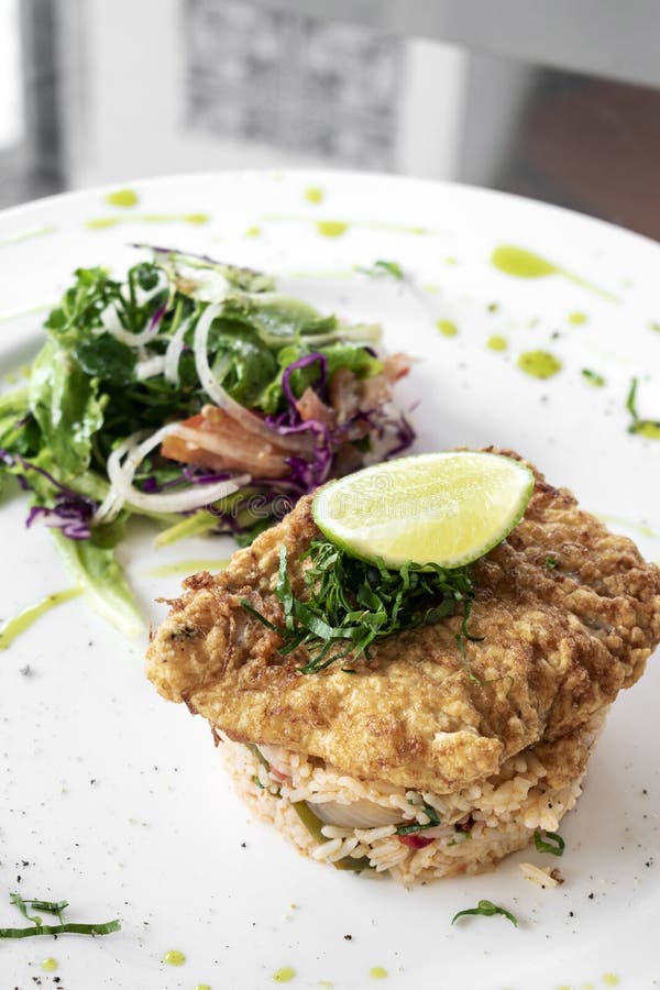 Neue gebratene zerschlagene Kabeljau-Leistensommer-Lichtmittagessenmahlzeit lizenzfreie stockfotos Neue gebratene zerschlagene Kabeljau-Leistensommer-Lichtmittagessenmahlzeit lizenzfreie stockfotos