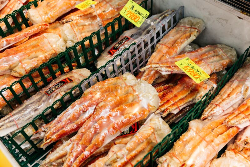 Neue Königskrabbebeine der Plastikhülle für Verkauf in der Marktstraße in Sapporo Hokkaido, Japan stockfotos Neue Königskrabbebeine der Plastikhülle für Verkauf in der Marktstraße in Sapporo Hokkaido, Japan stockfotos