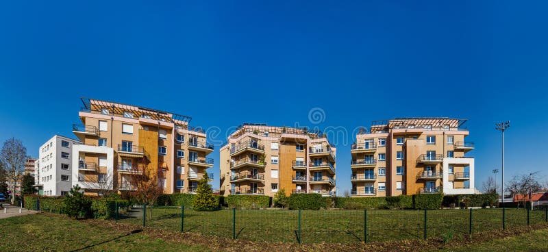Neue moderne bequeme Wohnungsstraßenansicht, sonniger Tag stockfotos Neue moderne bequeme Wohnungsstraßenansicht, sonniger Tag stockfotos