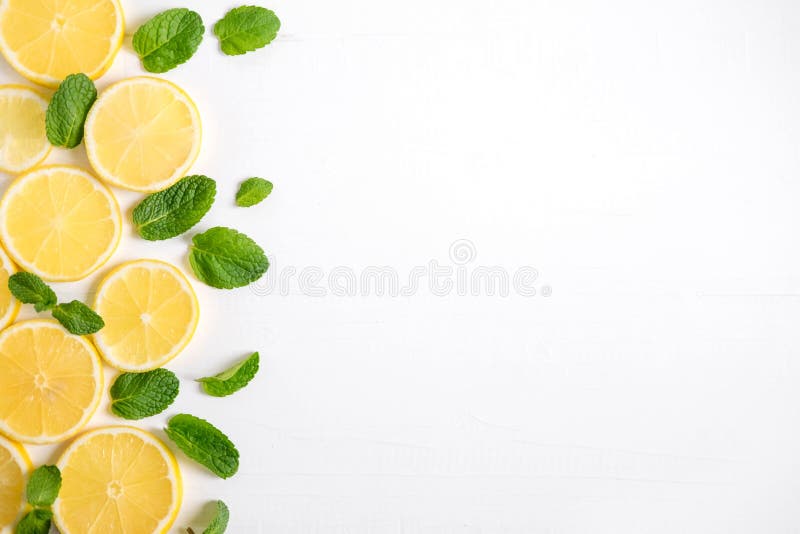 Neue Zitronenscheiben auf einem weißen Hintergrund Hintergrund mit Zitrone und Minze Schönes Foto mit Zitrusfrucht Vitamin C Zitr
