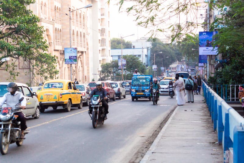 Neuer AlEvening-Verkehr in der Stadt, Autos auf Landstraßenstraße, Stau an der Straße, nach gefallen von lizenzfreie stockfotos Neuer AlEvening-Verkehr in der Stadt, Autos auf Landstraßenstraße, Stau an der Straße, nach gefallen von lizenzfreie stockfotos