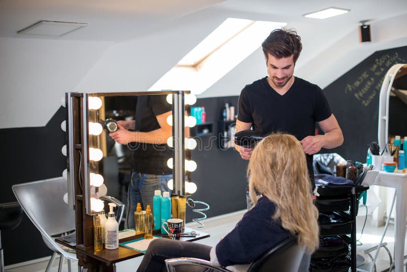 Neuer Blick auf Friseur lizenzfreie stockbilder Neuer Blick auf Friseur lizenzfreie stockbilder