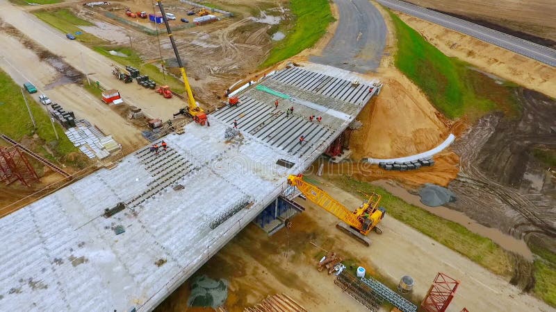 Neuer Brückenbau über Vorstadtstraße Himmelansicht LKW-Reparaturbrücke