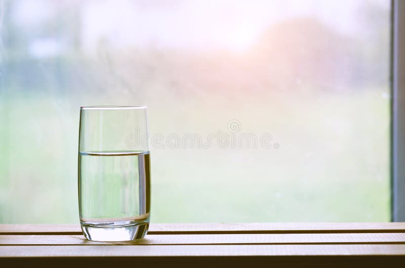 Neuer Tag mit Glas Wasser stockfotografie Neuer Tag mit Glas Wasser stockfotografie