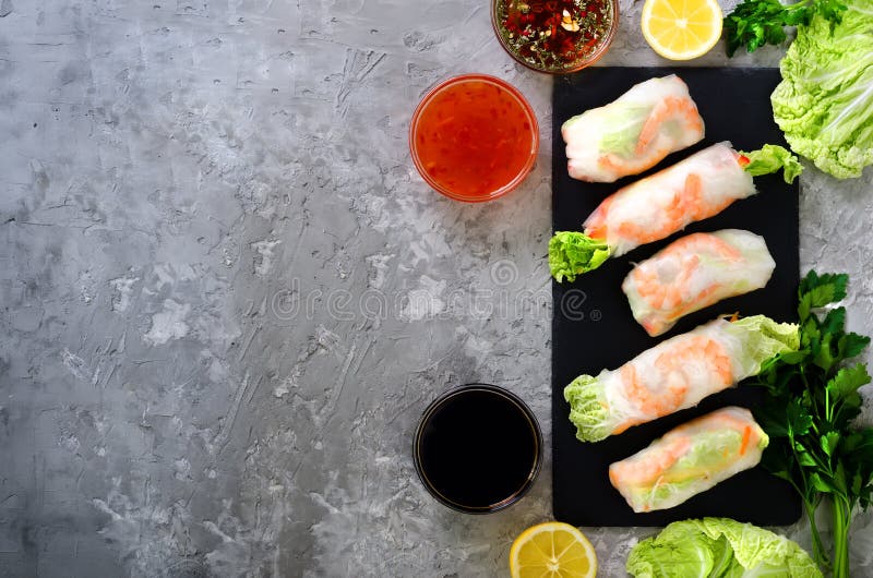 Neuer vietnamesischer, asiatischer, chinesischer Lebensmittelrahmen auf grauem konkretem Hintergrund Frühlingsrollenreispapier, K stockfoto Neuer vietnamesischer, asiatischer, chinesischer Lebensmittelrahmen auf grauem konkretem Hintergrund Frühlingsrollenreispapier, K stockfoto