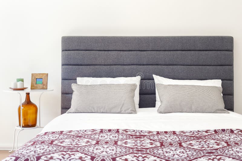 Neues Bett und nightstand stockfoto Neues Bett und nightstand stockfoto