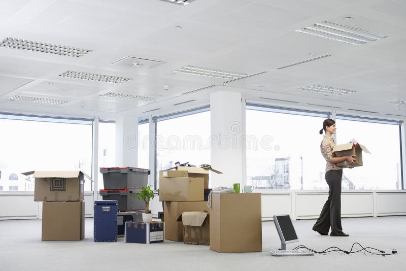 Neues Büro Geschäftsfrau-Carrying Carton Ins stockfoto Neues Büro Geschäftsfrau-Carrying Carton Ins stockfoto