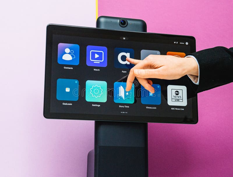 Neues Facebook Portal-Gerät mit großem Bildschirm lizenzfreie stockbilder