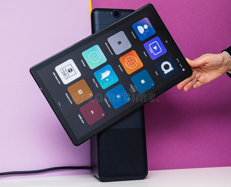 Neues Facebook Portal-Gerät mit großem Bildschirm lizenzfreies stockfoto