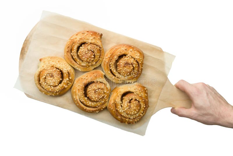 Neues gebackenes Zimtgebäck auf der Schale des Bäckers stockfotos