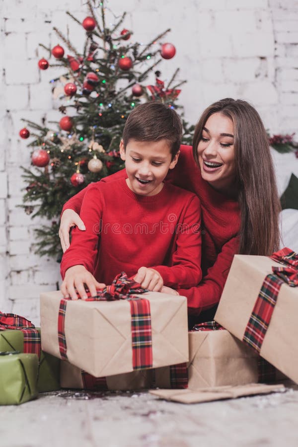 Neues Jahr des Mädchens und des Kindes mit Geschenken in den Händen lizenzfreie stockfotografie Neues Jahr des Mädchens und des Kindes mit Geschenken in den Händen lizenzfreie stockfotografie