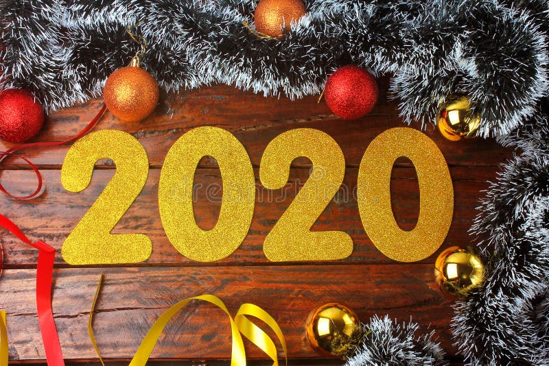 2020 neues Jahr, goldene Zahlen auf aufwändigem rustikalem Holztisch in der festlichen Feier stockfoto 2020 neues Jahr, goldene Zahlen auf aufwändigem rustikalem Holztisch in der festlichen Feier stockfoto
