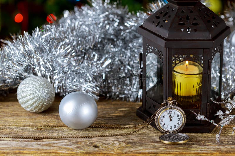 Neues Jahr-Kerzen-Retro- Uhr, Weinlese-lederne Koffer, altmodische Weihnachtsbaum-Dekorationen, lizenzfreie stockfotografie Neues Jahr-Kerzen-Retro- Uhr, Weinlese-lederne Koffer, altmodische Weihnachtsbaum-Dekorationen, lizenzfreie stockfotografie