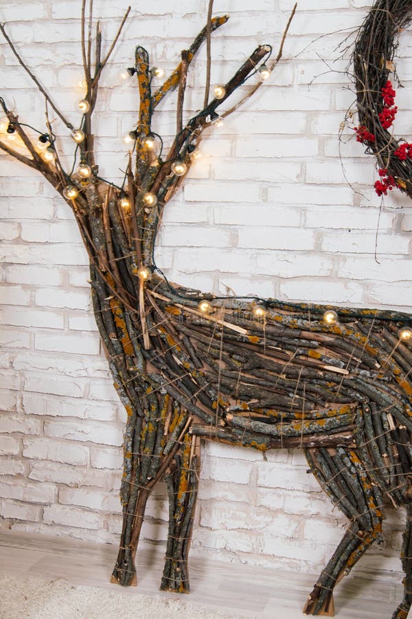Neues Jahr ` s Standort im Studio mit einem Rotwild, verziert mit einem Weihnachtsbaum, Geschenke, ein Korb von Kegeln stockbild Neues Jahr ` s Standort im Studio mit einem Rotwild, verziert mit einem Weihnachtsbaum, Geschenke, ein Korb von Kegeln stockbild