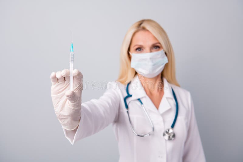Neues Konzept für den Impfstoff gegen das Korona-Virus Erfahrene Rentnerin im Ruhestand Doc trägt Atemmaske Stethoskop lizenzfreies stockbild Neues Konzept für den Impfstoff gegen das Korona-Virus Erfahrene Rentnerin im Ruhestand Doc trägt Atemmaske Stethoskop lizenzfreies stockbild