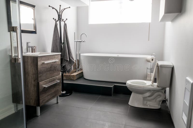 Neues modernes Hausbadezimmer lizenzfreie stockbilder Neues modernes Hausbadezimmer lizenzfreie stockbilder