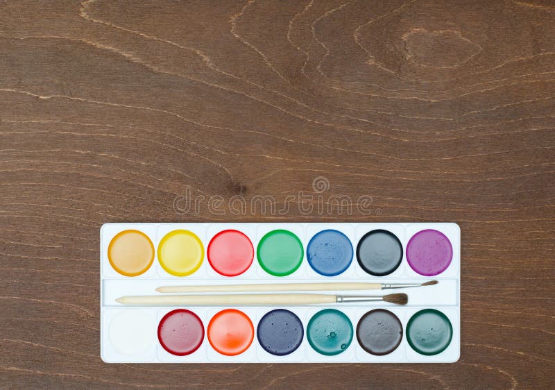 Neues pallette von Aquarellen auf Holztisch lizenzfreie stockfotografie Neues pallette von Aquarellen auf Holztisch lizenzfreie stockfotografie