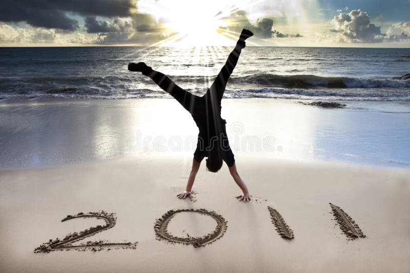 An neuf heureux 2011 sur la plage du lever de soleil photos stock