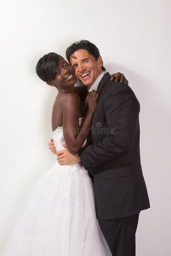 Neufs heureux wed les couples interraciaux dans l'humeur de mariage image libre de droits Neufs heureux wed les couples interraciaux dans l'humeur de mariage image libre de droits