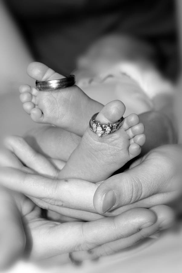Neugeborene Zehen, die Ringe anhalten